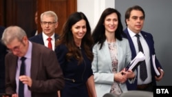 От ляво надясно: министърът на здравеопазването Христо Хинков, премиерът Николай Денков, секретарят на НСТС Васка Шушнева, вицепремиерът Мария Габриел, министърът на финансите Асен Василев, 3 юли 2023 г..