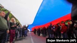 Szerb tüntetők a városháza előtt Zvečanban 2023. május 31-én