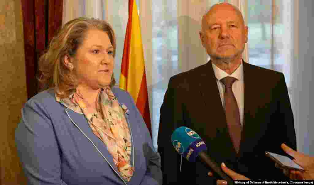 СЕВЕРНА МАКЕДОНИЈА -&nbsp;Република Северна Македонија во моментов нема лоцирано закани по безбедноста на државата и на граѓаните. Институциите, службите, безбедносно - разузнавачката заедница будно ги следат случувањата во Израел и Украина, разменуваат информации и на национално ниво и во рамките на НАТО алијансата и соодветно се подотвуваат доколку се лоцира предизвик да се реагира, изјави министерката за одбрана, Славјанка Петровска во Охрид каде имаше средба со припадниците на доброволните противпожарни друштва од земјава.