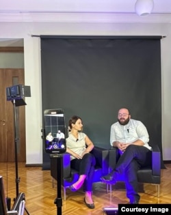 პარტიის "საქართველოსთვის" წევრები TikTok-ისთვის ვიდეოებს საქართველოს პარლამენტშიც იღებენ ხოლმე, სპეციალურად მოწყობილ შავ ფონთან.