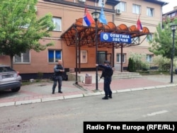Pripadnici Kosovske policije u blizini zgrade opštine Zvečan. 27. maja 2023.