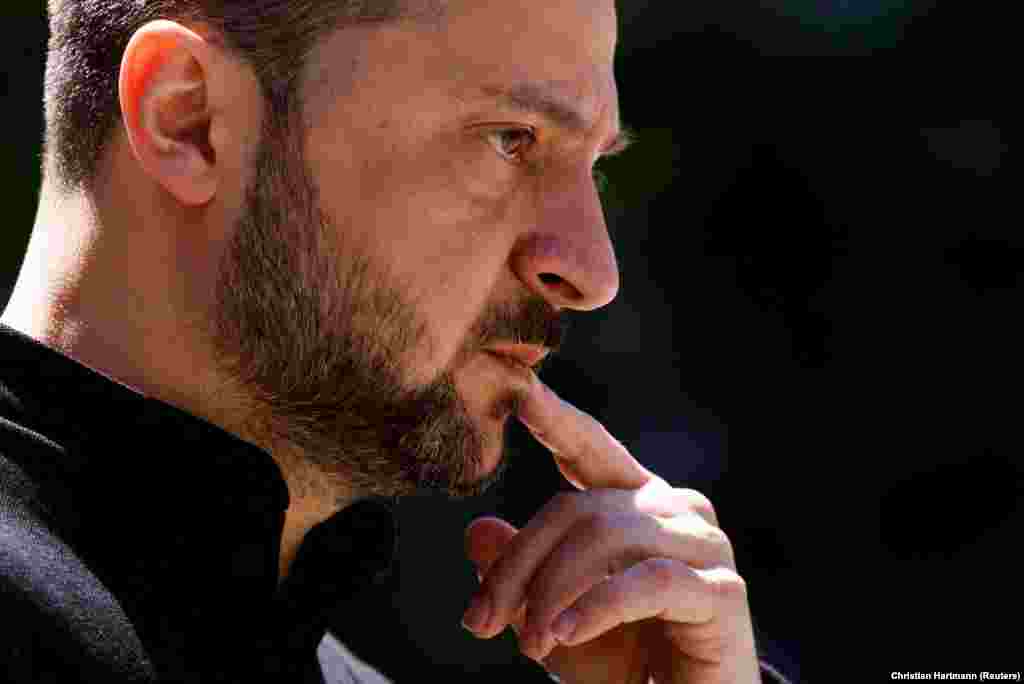 Zelenski i Bajden u Parizu učestvuju na ceremonijama povodom 80. godišnjice iskrcavanja na dan D u Drugom svetskom ratu. Zelenski traži dodatnu pomoć Zapada dok se njegova zemlja suočava s novom ofanzivom ruskih snaga na istoku.