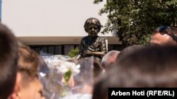 Foto gjatë ceremonisë së përurimit të shtatores së Leotrim Ahmetit, shtatëvjeçarit të vrarë gjatë luftës në Kosovë, në Skënderaj.