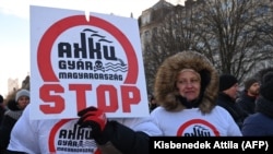 A helyi akkumulátorberuházások ellen tüntetők Debrecenben 2023. február 4-én