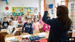 Első osztályos diákok tanórán vesznek részt a VII. kerületi Nikola Tesla Szerb Tanítási Nyelvű Iskolában 2020. február 28-án (képünk illusztráció)