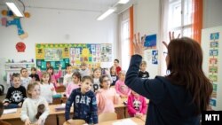 Elsős diákok a VII. kerületi Nikola Tesla szerb tanítási nyelvű iskolában 2020. február 28-án (képünk illusztráció)