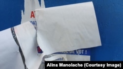 Afișe electorale rupte, pe un panou de la Metroul Timpuri Noi.