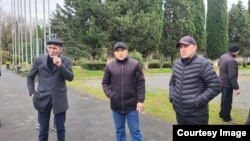 Джансух Адлейба (в центре)