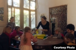 Daria Apahoncici, activistă și voluntară din Rusia care predă limba rusă refugiaților și femeilor migrante, s-a mutat la Tbilisi după ce a părăsit Rusia în urmă cu doi ani, când s-a trezit etichetată ca agent străin.