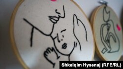 Vepra artistike të realizuara nga të mbijetuarat e dhunës në familje në Qendrën për Mbrojtjen e Nënës dhe Fëmijëve në Prishtinë të cilat janë vënë për shitje.