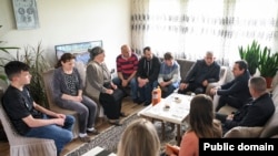 Premijer Kosova Aljbin Kurti sa porodicama kosovskih poicajaca koji se nalaze u pritvoru u Srbiji, jun 2023. 