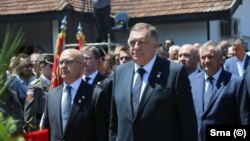 Obilježavanje stradanja Srba u Bratuncu, kadetkinja Vojne akademije u Beogradu se nalazi na lijevoj strani fotografije u uniformi, Bratunac, BiH, 6. jul 2024.