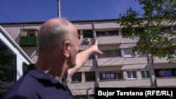 Shyqri Çeliku tregon në drejtim të banesës së tij të uzurpuar në Mitrovicën e Veriut.