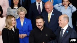 Отпред са Олена Зеленска, Володимир Зеленски и Олаф Шолц. На заден план се виждат Урсула фон дер Лайен и Димитър Главчев по време на конференцията в Берлин, 11 юни