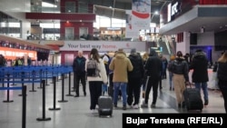 Pamje nga aeroporti i Prishtinës më 1 janar 2024, pas liberalizimit të vizave për qytetarët e Kosovës. 