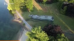 Џиновско пластично шише со еко порака