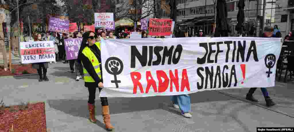U Banjaluci su žene protest održale pod motom &quot;Nismo jeftina radna snaga&quot;, kako bi ukazale na to...