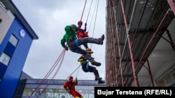 Spuštanje konopcima sa najvišeg sprata Pedijatrijske klinike u Prištini.