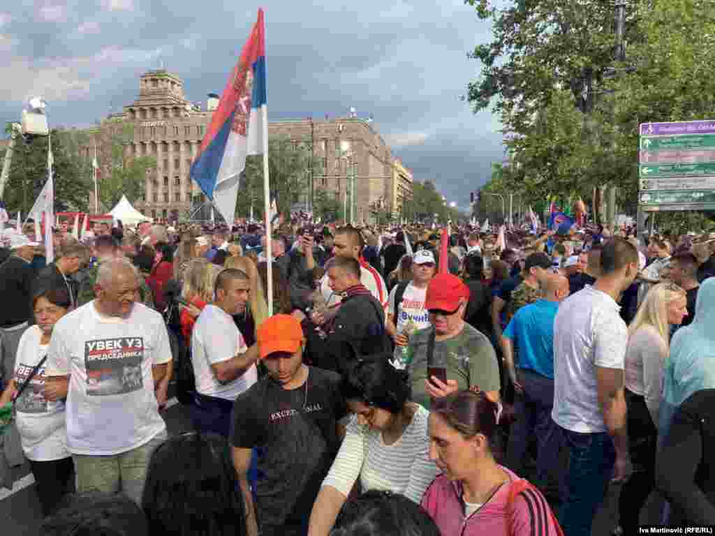 Neki od njih nosili su majice sa natpisom &quot;Uvek uz predsednika&quot;, aludirajući na šefa države i prvog čoveka SNS-a Aleksandra Vučića