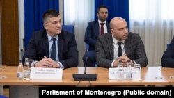 Specijalni tužilac Vladimir Novović i privremeni direktor Uprave Policije Nikola Terzić u Skupštini Crne Gore. 