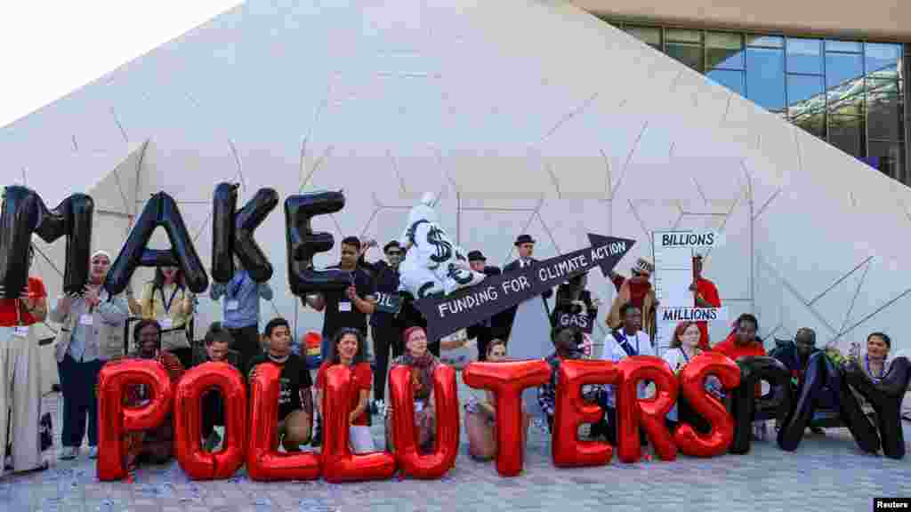&bdquo;Fizessenek a szennyezők!&rdquo; feliratot tartanak maguk előtt környezetvédő aktivisták&nbsp;az ENSZ éghajlatváltozási konferenciáján.&nbsp;A COP28 néven ismert, az ENSZ által vezetett csúcstalálkozó a tervek szerint dél körül ért volna véget, közel kéthétnyi beszéd, tüntetés és tárgyalás után. Az éghajlati tárgyalások azonban szinte mindig hosszúra nyúlnak. A megállapodástervezet hétfői közzététele feldühítette azokat az országokat, amelyek ragaszkodnak a szén, az olaj és a gáz gyors, fokozatos kivonásához