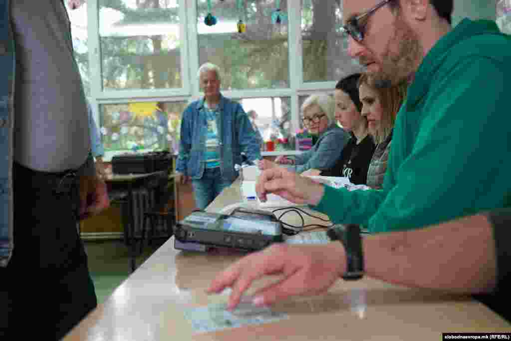 Glasanje u Skoplju, 8. maja 2024. Pravo glasa na predsjedničkim izborima ima 1.814.317 birača, a na parlamentarnim 1.815.350.