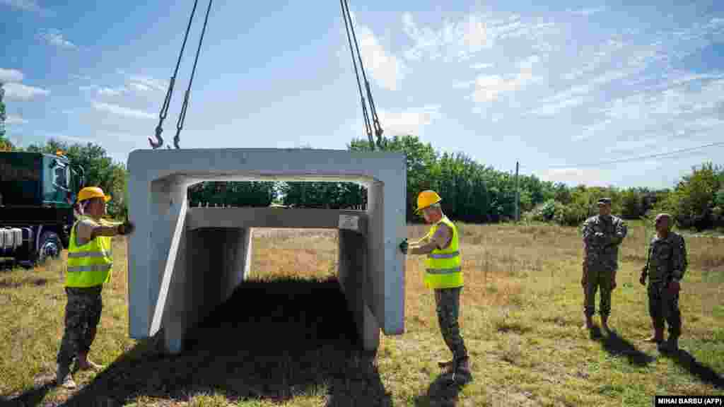 На 12 септември румънски войници започнаха изграждането на бомбоубежище за жителите на село Плауру в делтата на река Дунав, на около 300 километра източно от Букурещ. Министерството на отбраната на Румъния нареди две такива убежища да бъдат построени, след като в района бяха открити фрагменти от дрон.