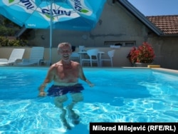 Brnića smo zatekli kako se kupa u bazenu pored Vrbasa.