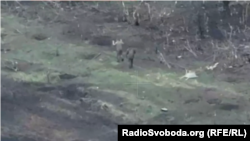 Российский военный, вероятно, прикрывается безоружным бойцом ВСУ перед украинскими позициями