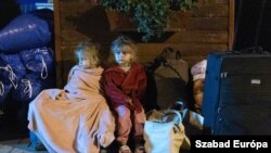 Oko 120 izbjeglica iz zapadne Ukrajine deložirano je iz privatnog skloništa u Kocsu 21. kolovoza nakon što je mađarska vlada odlučila ograničiti potporu izbjeglicama iz područja izravno pogođenih ratom.