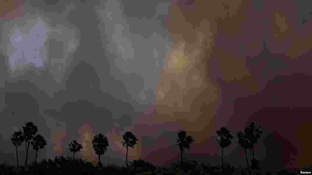 Füst száll a levegőbe a Pantanalban, a világ legnagyobb vizes élőhelyén, Corumbában, Mato Grosso do Sul államban, Brazíliában 2024. június 10-én.&nbsp;A brazil Nemzeti Űrkutatási Intézet (INPE) műholdas adatai szerint a tavalyi év azonos időszakához képest június 5-ig 980 százalékkal nőtt a tüzek száma a Pantanalban, a világ legnagyobb trópusi vizes természeti területén