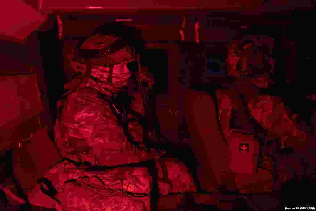 Echipa de trei membri a lui Kuzia este formată din șoferul său, Kusci, și un al treilea om care i-a lua locul lui Kusci dacă acesta ar fi ucis. &bdquo;De obicei, slavă Domnului, nu întâmpinăm niciun obstacol&rdquo;, spune Kusci, care lucra înainte de război într-un atelier de cizmărie undeva, în apropiere de Kiev.