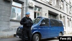 Policajac ispred sjedišta Ministarstva unutrašnjih poslova Kantona Sarajevo, Sarajevo, maj 2023.