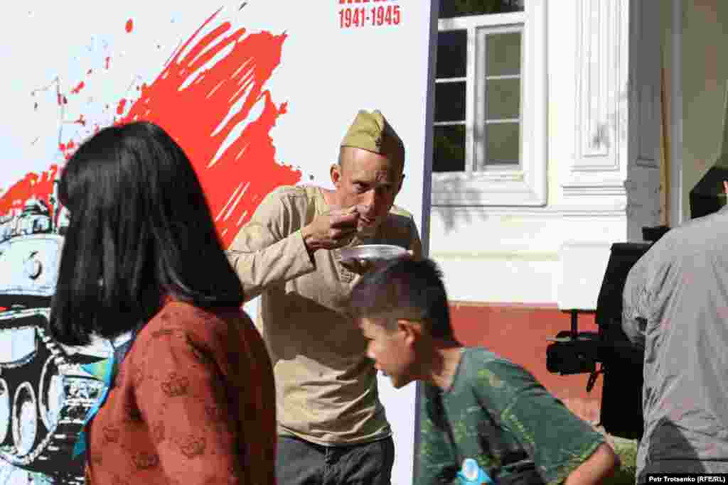 Сразу в нескольких местах посетителей парка угощали бесплатной &laquo;солдатский кашей&raquo;, за которой выстраивались очереди