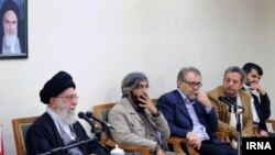 ابوالقاسم طالبی (نفر دوم از راست) در دیدار با علی خامنه‌ای