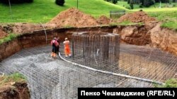 Пилонът трябва да е готов до края на юни.