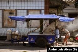 Grație ajutoarelor umanitare, Sviatohirskul revine încet la viață, dar în el au mai rămas mai puțin de o mie de locuitori.