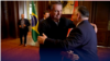 Orbán Viktor és Jair Bolsonaro korábbi brazil elnök üdvözli egymást Buenos Airesben 2023 decemberében az argentin elnök, Javier Milei beiktatásán