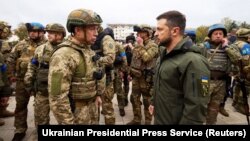 Претседателот на Украина Володимир Зеленски и командантот на копнените сили на украинските вооружени сили, генерал-полковник Олександр Сирски, во градот Иљум, Харковската област, ослободени од руската армија, 14 септември, 2022 година.