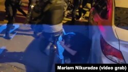 პარლამენტის შენობის მიმდებარედ სპეცრაზმი მოქალაქეს სცემს. 