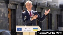 Sekretari i Përgjithshëm i NATO-s, gjenerali Jens Stoltenberg, gjatë vizitës në Ukrainë. 