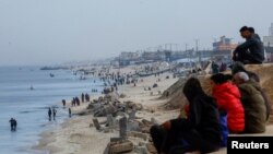 Palestinci na obali Sredozemnog mora, usred sukoba između Izraela i palestinske grupe Hamas, u Rafahu, na jugu Pojasa Gaze, 13. februara 2024.