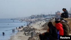 Palestinci na plži na Mediteranskom moru u Rafahu, 13. februar 2024.