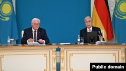 Președintele german Frank-Walter Steinmeier (stânga) și președintele kazah Qasim-Jomart Toqaev în Astana, pe 20 iunie.