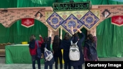 دختران دانش‌آموز مخالف حجاب اجباری در اصفهان