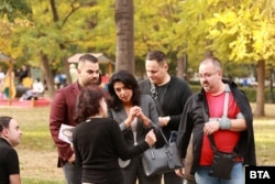 Ваня Григорова и кандидатът за кмет на район „Оборище“ Михаил Ставрев по време на предизборната им среща с граждани в Докторската градина.