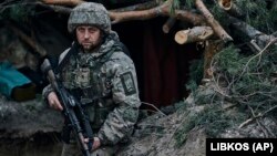 Un soldat ucrainean în tranșee, în apropierea pozițiilor rusești de lângă Kremenna, regiunea Luhansk, 9 mai.