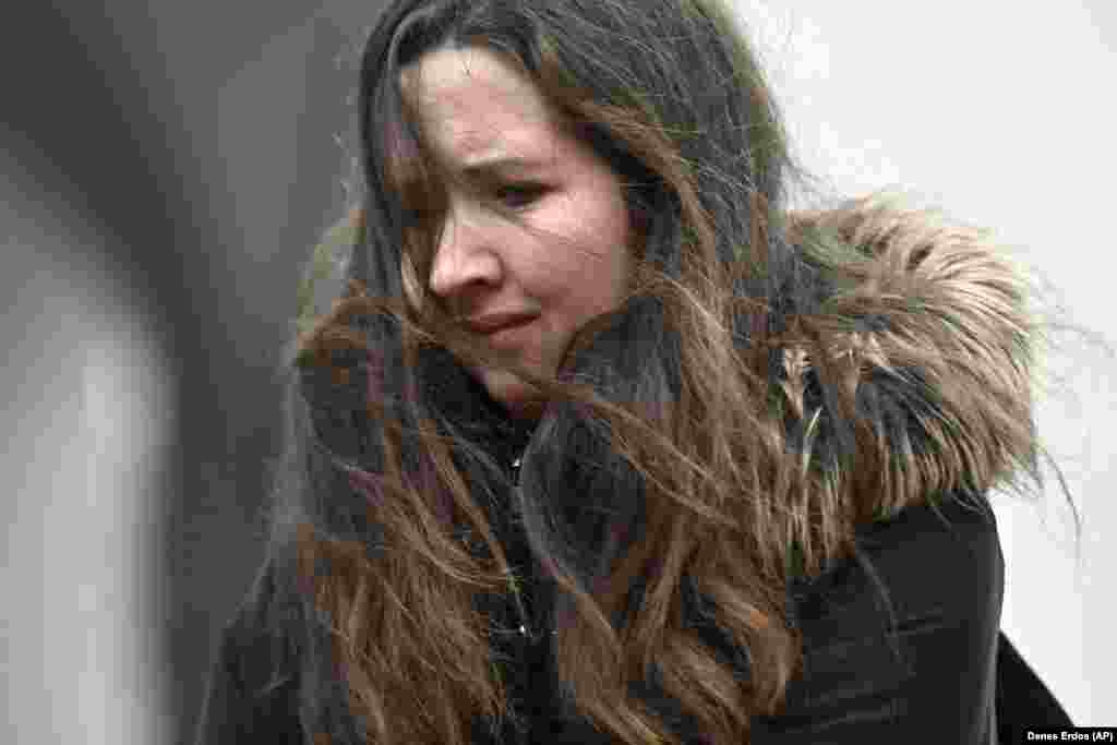 O tânără la adunarea de comemorare de vineri, la sediul Universității.&nbsp; Asemenea adunări au avut loc în mai multe locuri, la Praga și în alte orașe, mai ales la școli și universități.&nbsp;(AP Photo/Denes Erdos)