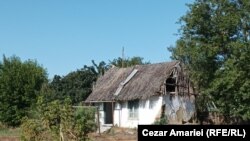 Një nga shtëpitë e braktisura të fshatit Plauru, i cili ka mbetur me vetëm 21 banorë tani. Dikur i kishte mbi 400 banorë.