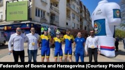 Vladimir Kuvalja (L) sa reprezentativcima BiH uoči etape na trci Beograd - Banja Luka, Obrenovac, Srbija, 14. april 2022.